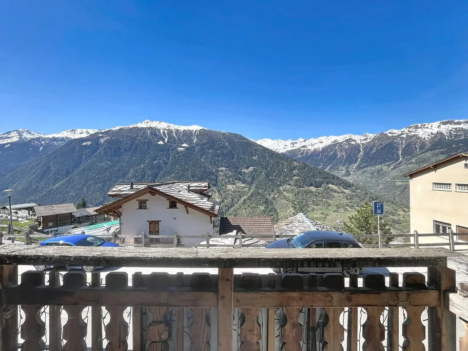 Appartamento con potenziale di ristrutturazione e vista sulle montagne