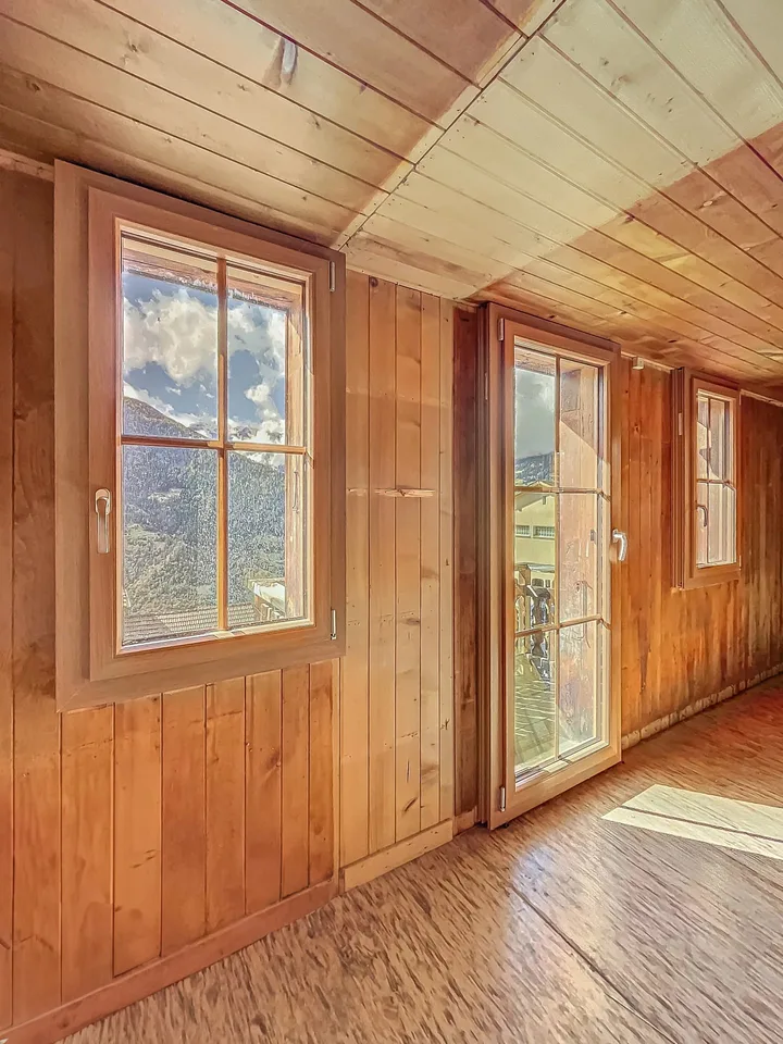 Appartamento con potenziale di ristrutturazione e vista sulle montagne