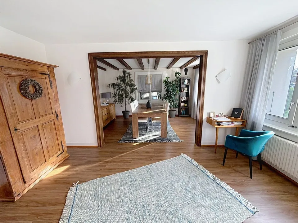 Schöne, sorgfältig renovierte Liegenschaft mit grossem, baumbestandenem Garten