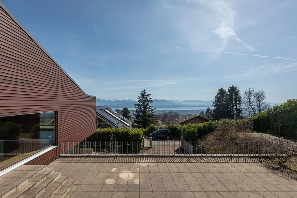 Schönes Architektenhaus mit Blick auf den Genfersee
