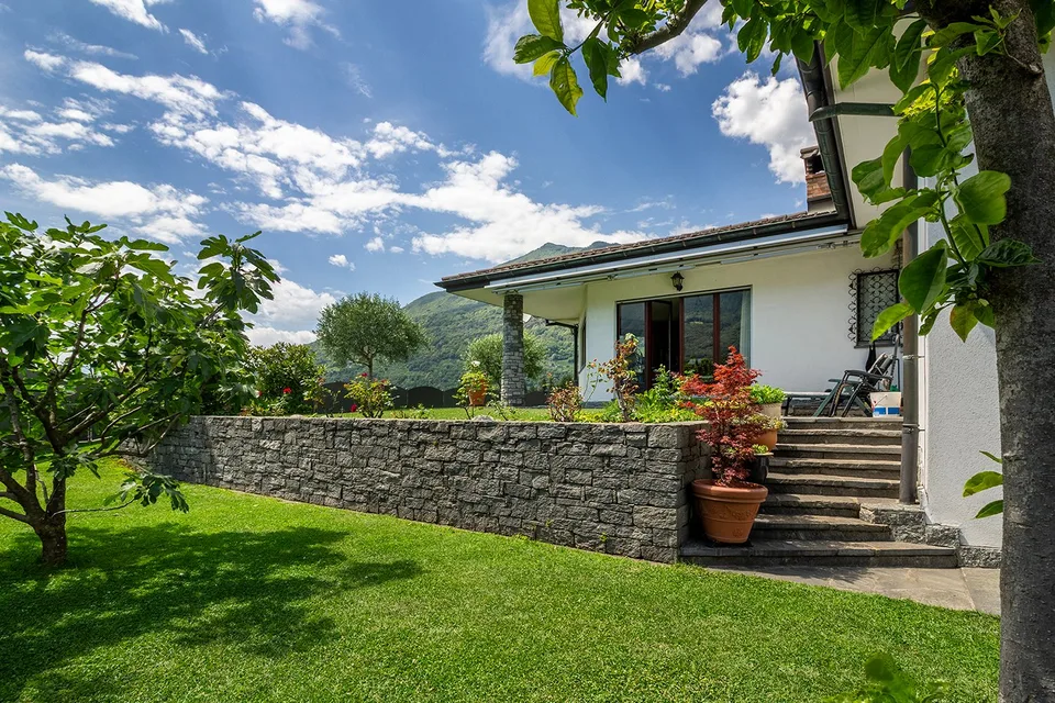 Ampia casa unifamiliare con splendido giardino in zona residenziale...