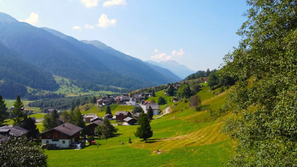 Terreno edificabile ai margini del bosco a Goms – foto 6 di 17