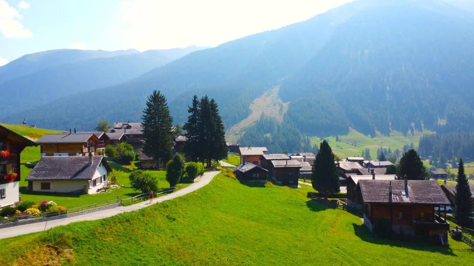 Unverbaubares Bauland am Waldesrand im Goms