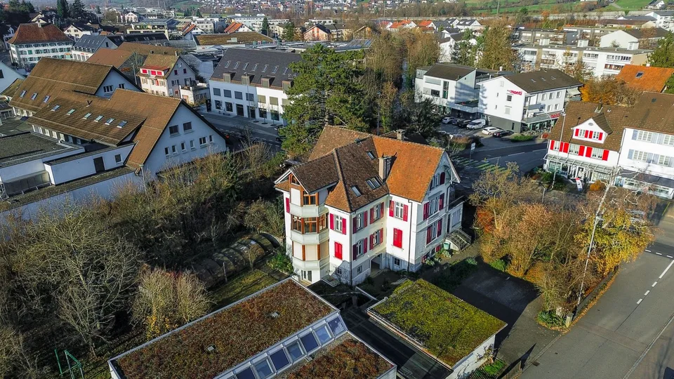 ***RESERVIERT***  Historisches Mehrfamilienhaus mit 3 Wohnungen und Pool in Frick