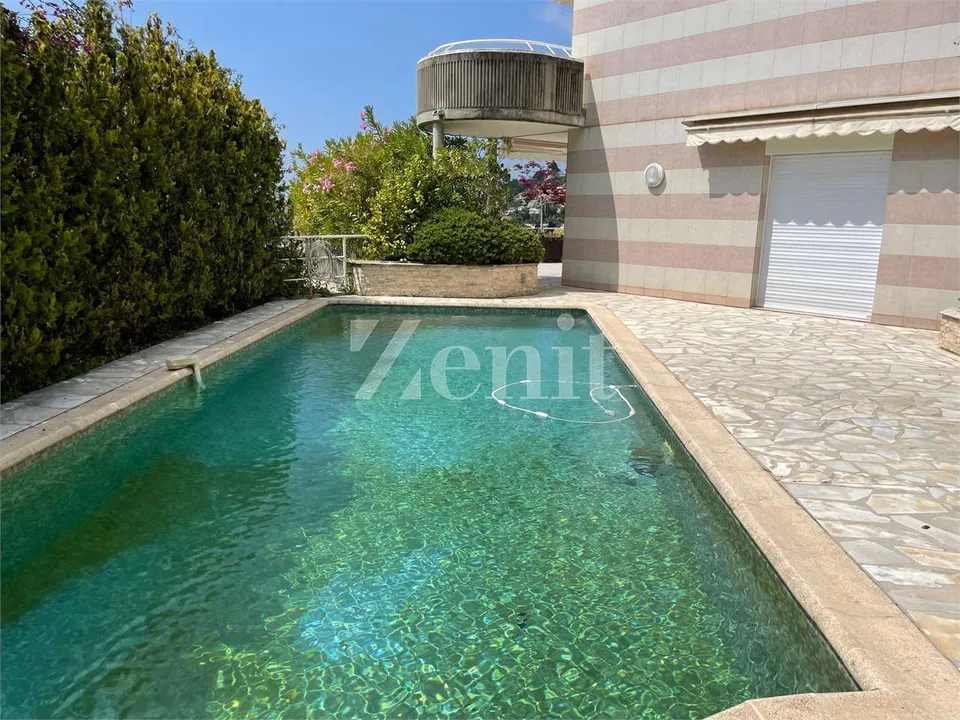Duplex penthouse avec terrasse panoramique, piscine et jardin privés - Me