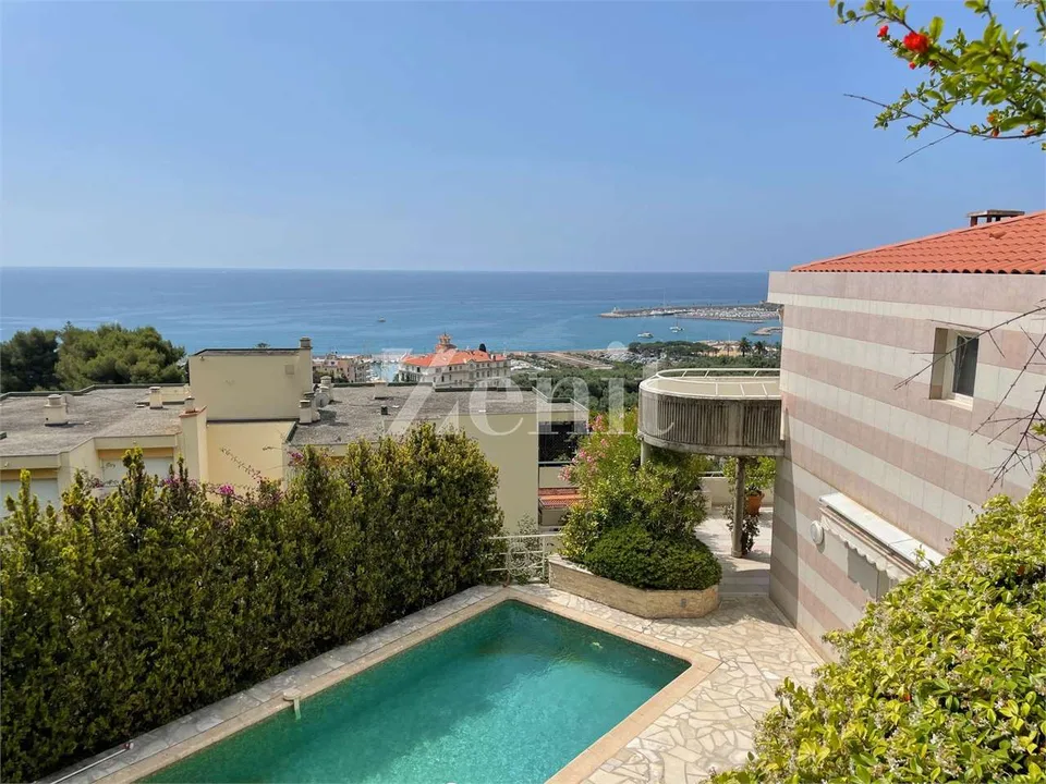 Duplex penthouse avec terrasse panoramique, piscine et jardin privés - Me