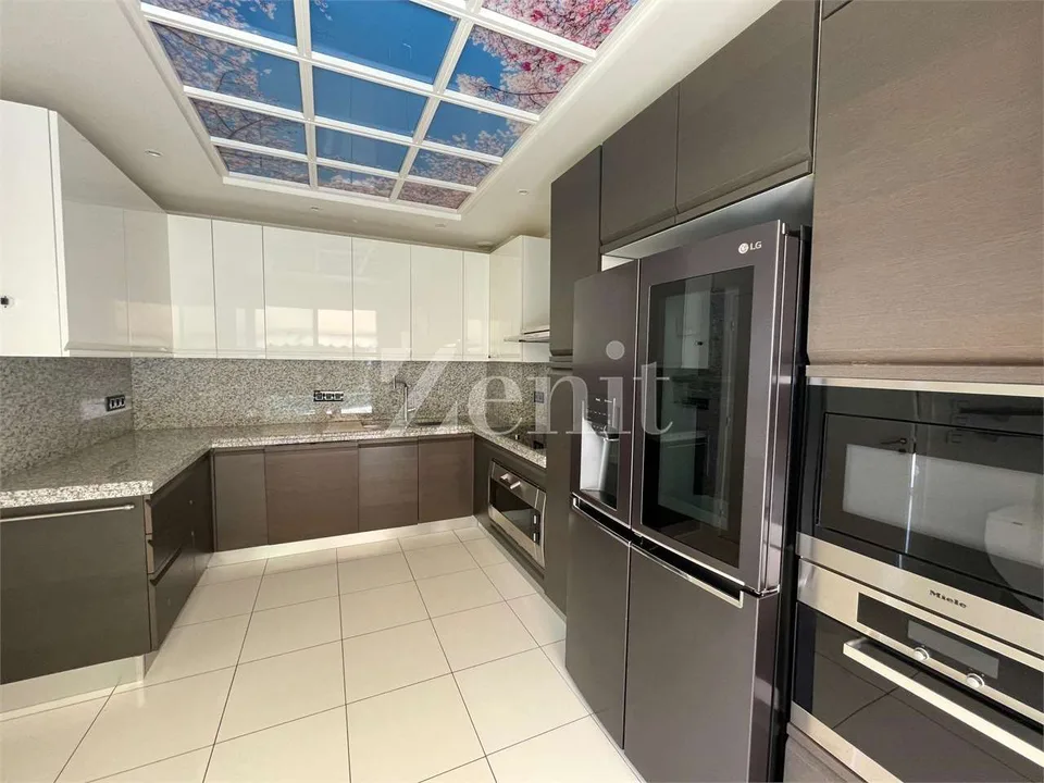 Duplex penthouse avec terrasse panoramique, piscine et jardin privés - Me