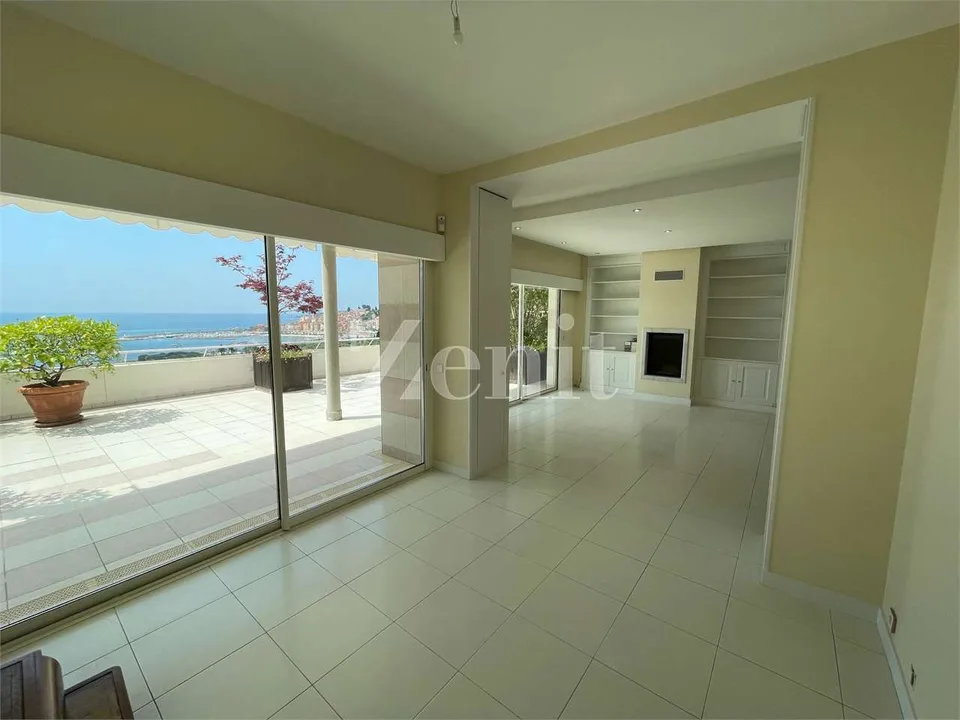 Attico duplex con terrazza panoramica, piscina e giardino privati - Me – foto 8 di 9