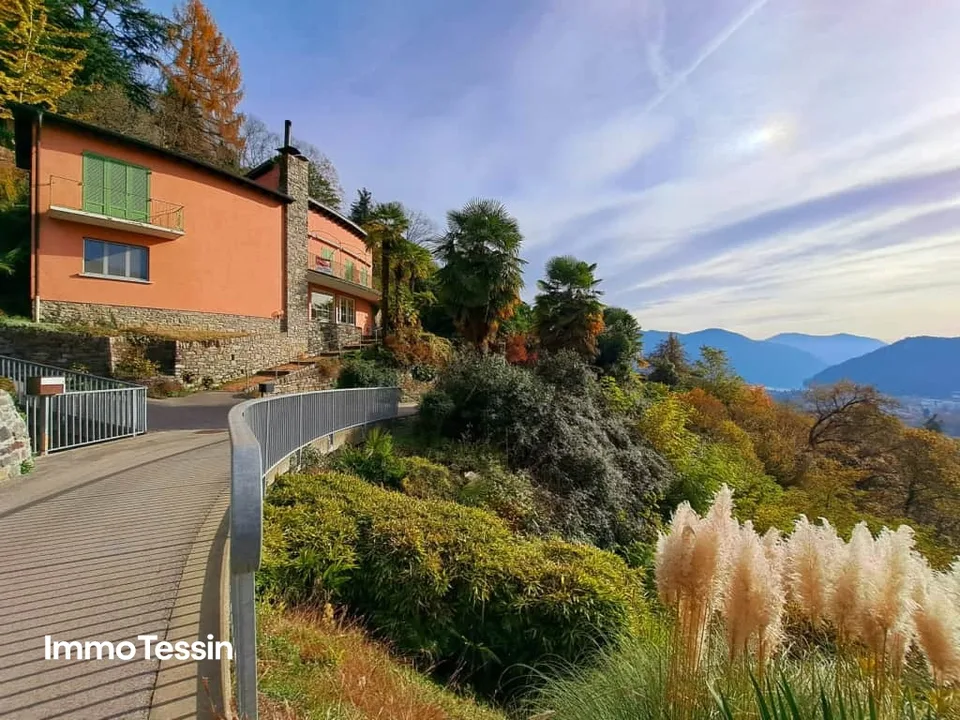 GELEGENHEIT: Exklusive und elegante Villa mit zeitlosem Charme & Seesicht auf den Lago di Lugano