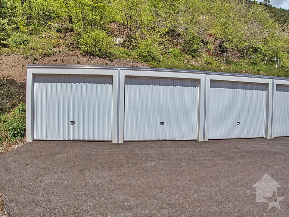 1 garage box à vendre à 1 km au-dessus de Varen