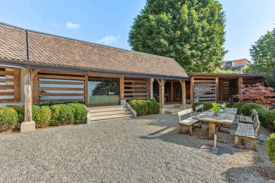 Proprietà eccezionale ristrutturata con ampio giardino e vista sul lago