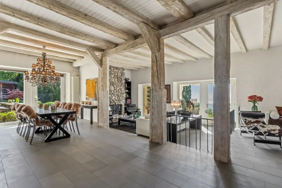 Proprietà eccezionale ristrutturata con ampio giardino e vista sul lago