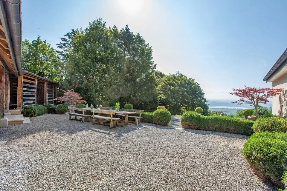 Proprietà eccezionale ristrutturata con ampio giardino e vista sul lago