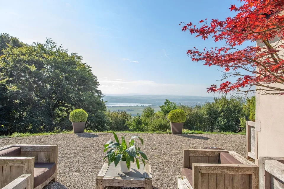 Proprietà eccezionale ristrutturata con ampio giardino e vista sul lago