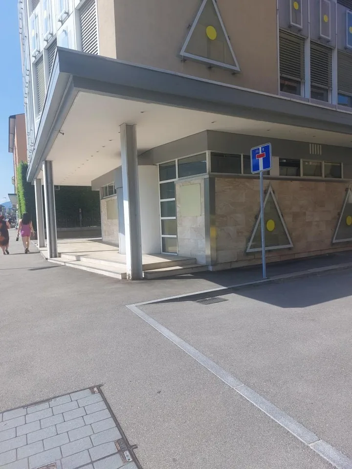 Chiasso - EDIFICIO COMMERCIALE