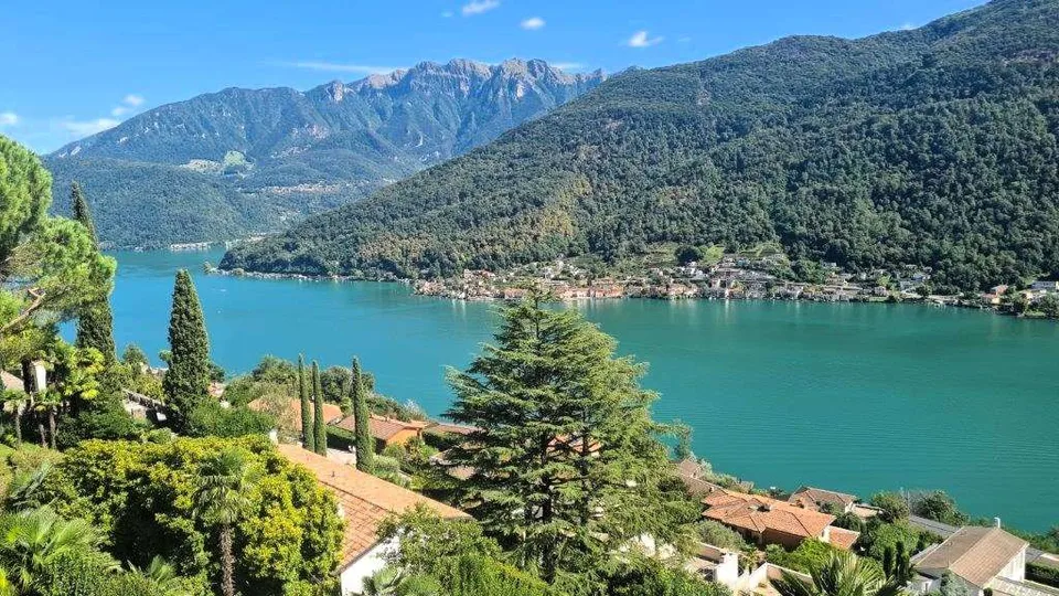 MERAVIGLIOSO DUPLEX CON GIARDINO A VICO MORCOTE