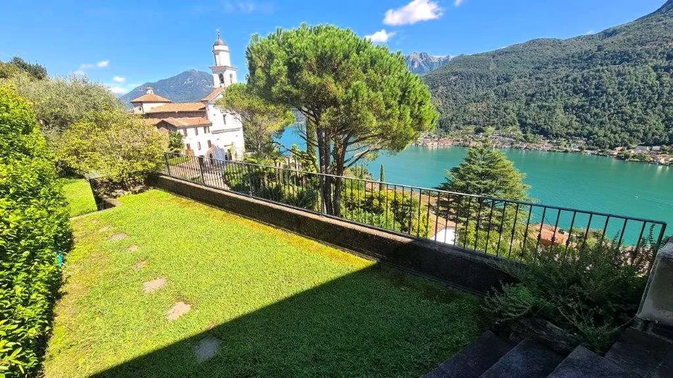 MERAVIGLIOSO DUPLEX CON GIARDINO A VICO MORCOTE