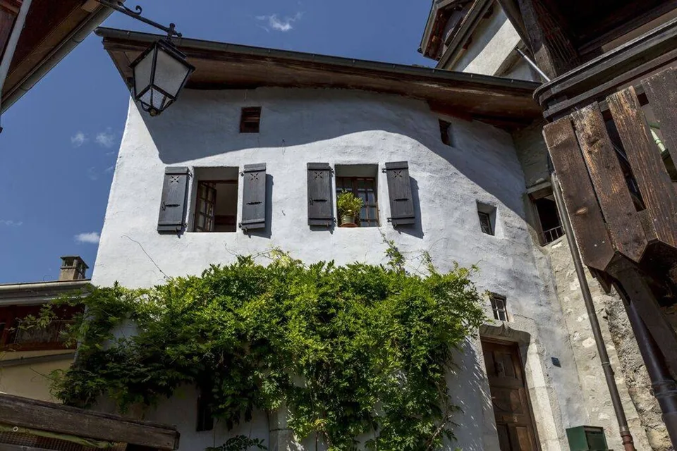 Maison villageoise de caractère balcon en toiture avec très belle vue