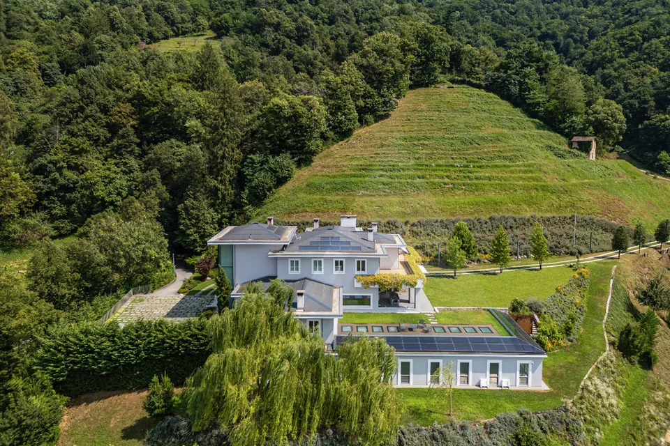 ESCLUSIVA PROPRIETÀ CON GRANDE TERRENO