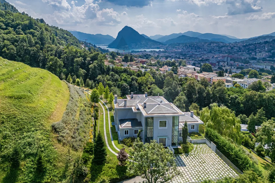 ESCLUSIVA PROPRIETÀ CON GRANDE TERRENO