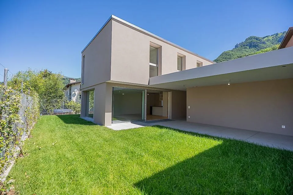 VENDIAMO MODERNISSIME VILLE DESIGN A CADRO