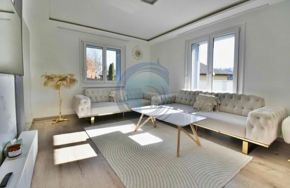 Schöne individuelle Villa mit großer Terrasse und freier Sicht