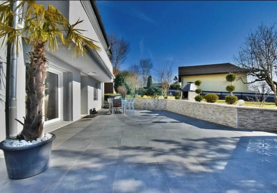 BELLE VILLA INDIVIDUELLE RÉNOVÉE AVEC GRAND TERRAIN ET VUE DÉGAGÉE