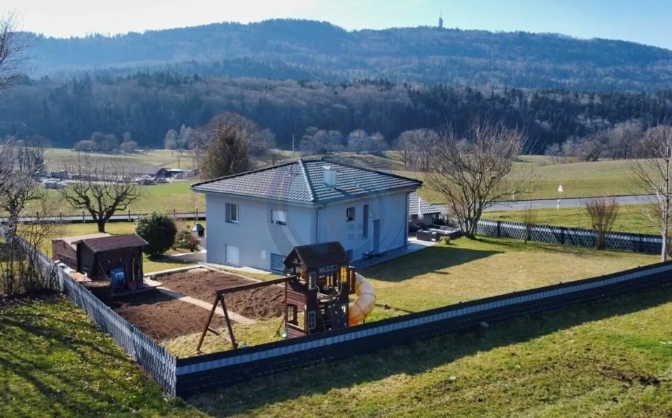Schöne individuelle Villa mit großer Terrasse und freier Sicht