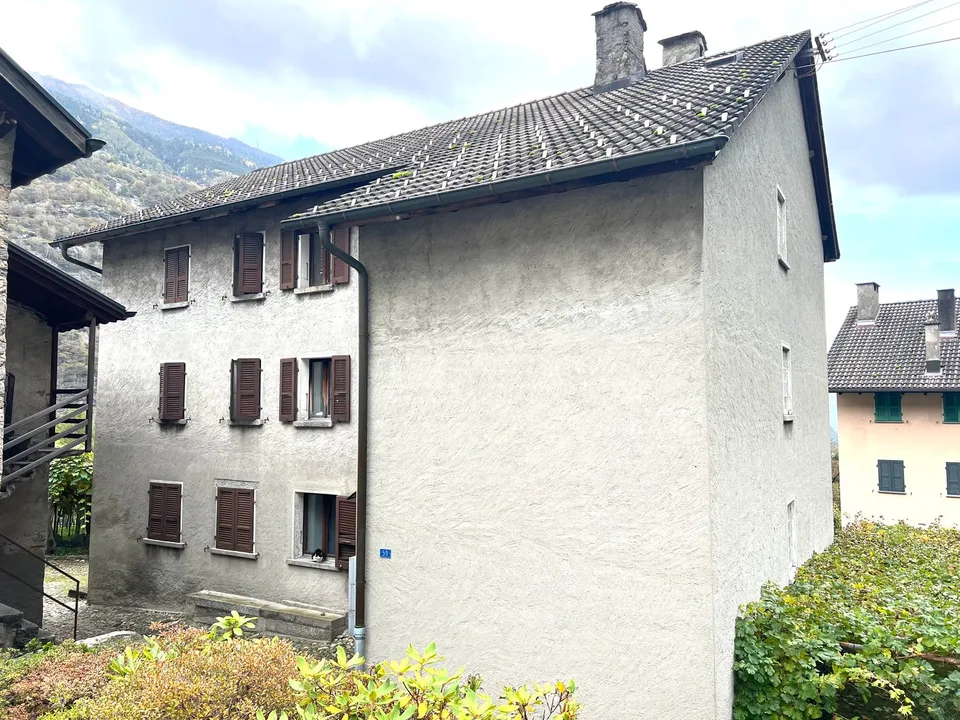 Flexibles Zweifamilienhaus mit Potenzial in Giornico, Tessin