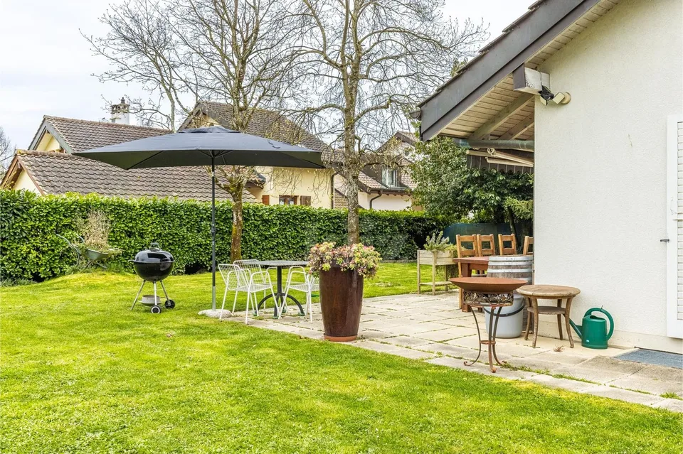 Spacious architect's house with beautiful garden – photo 12 of 13