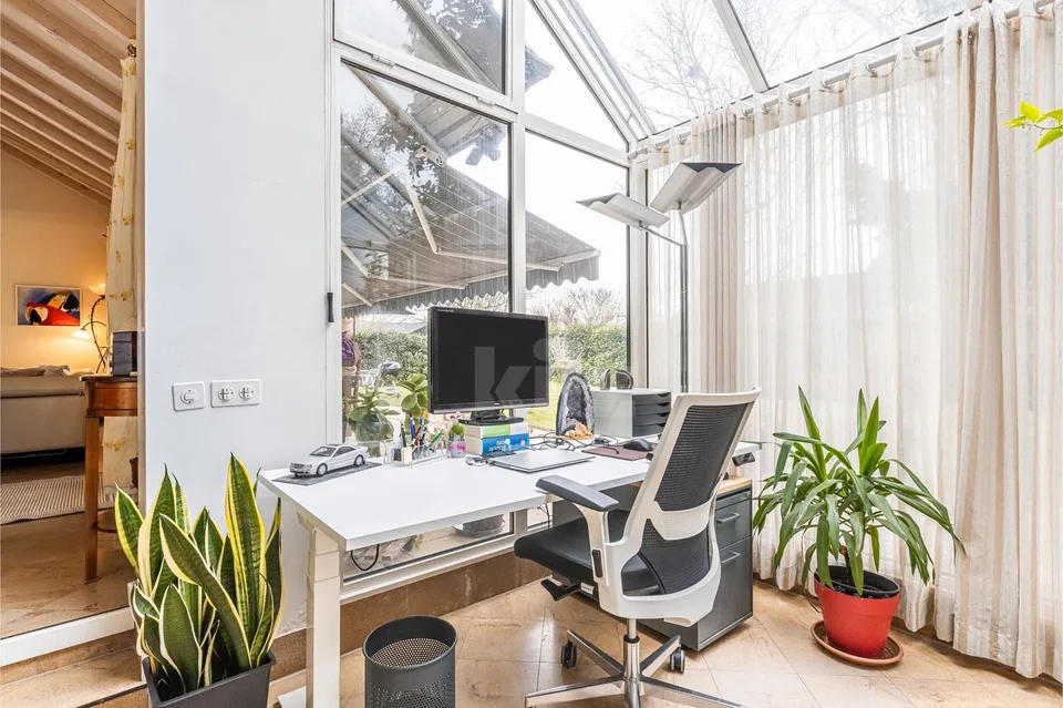 Spacious architect's house with beautiful garden – photo 9 of 13