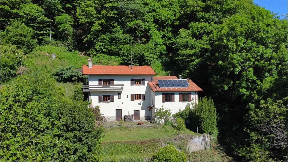 Curata casa di campagna in una posizione soleggiata e riservata con sp