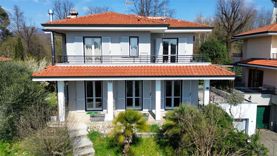 Villa unifamiliare con esposizione solare a sud tra Como e la Svizzera