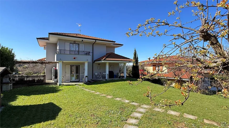 Villa unifamiliare con esposizione solare a sud tra Como e la Svizzera