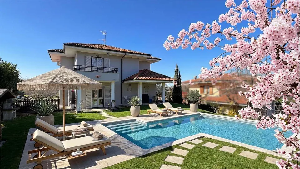 Villa unifamiliare con esposizione solare a sud tra Como e la Svizzera