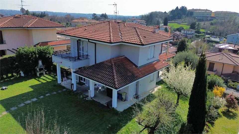 Villa unifamiliare con esposizione solare a sud tra Como e la Svizzera