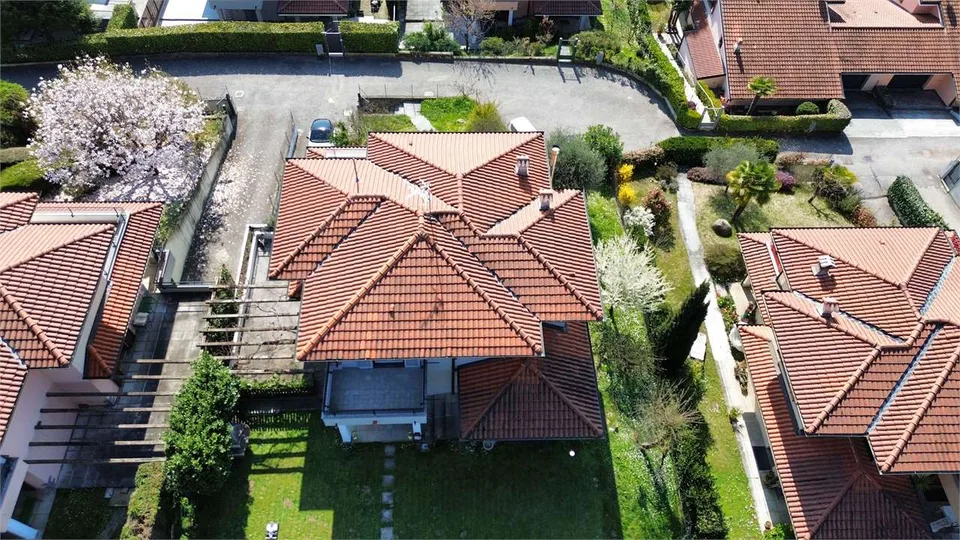 Villa unifamiliare con esposizione solare a sud tra Como e la Svizzera