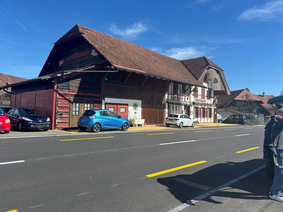 Ertragsstarkes Wohn-Gewerbehaus, 3 Einheiten, 120 Parkplätze