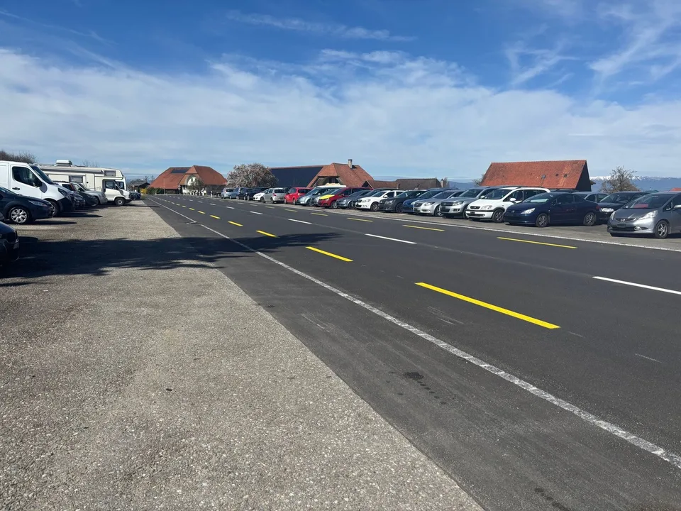 Ertragsstarkes Wohn-Gewerbehaus, 3 Einheiten, 120 Parkplätze