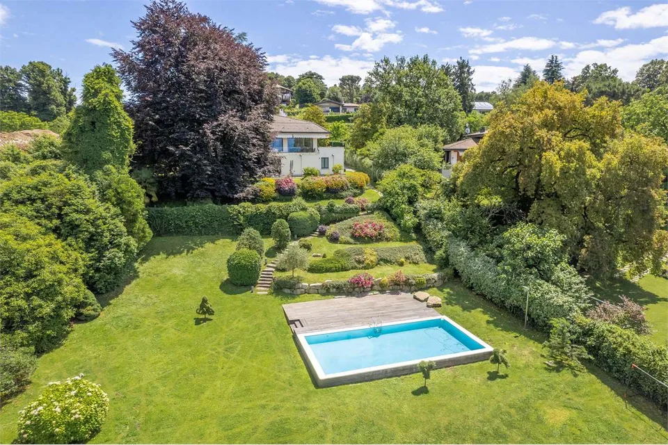 Villa con piscina immersa nel verde, a pochi minuti dal centro di Vare