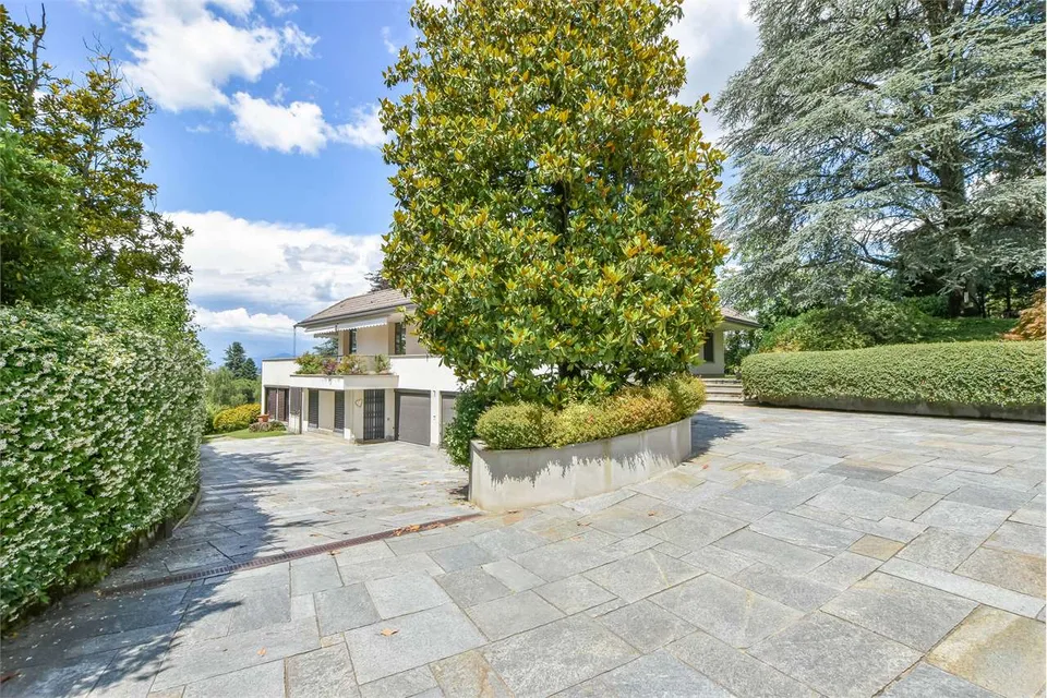 Villa avec piscine immergée dans la verdure, à quelques minutes du centre de Varese – photo 6 sur 6