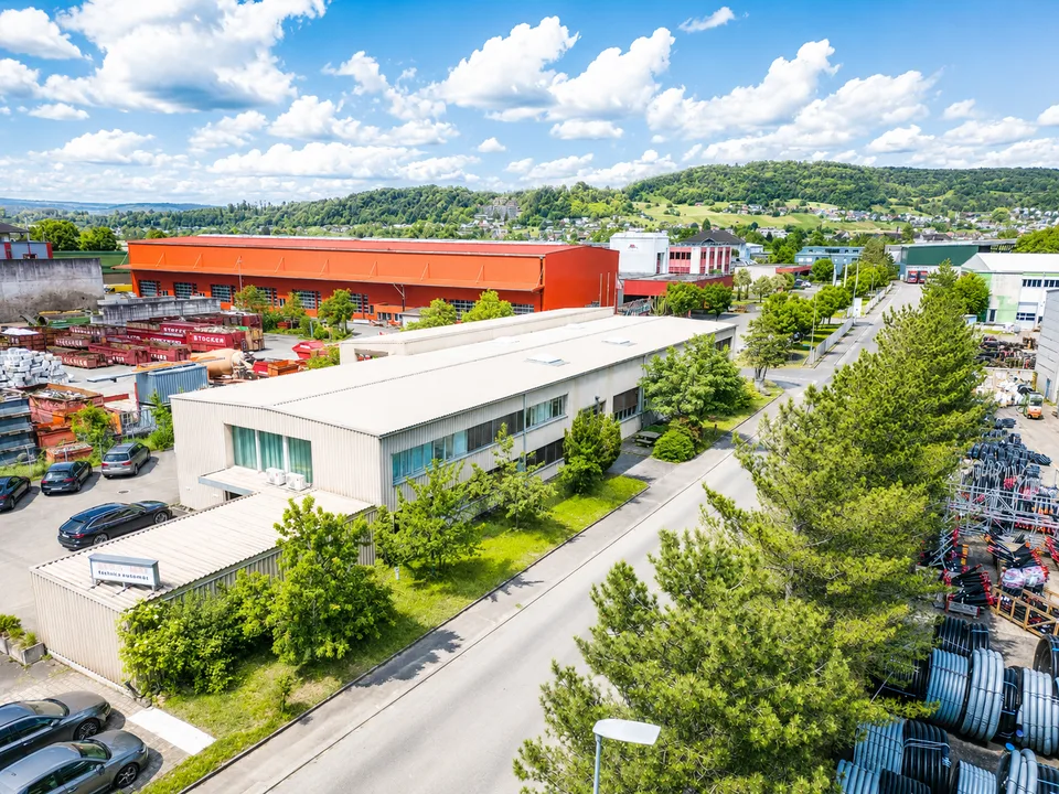 MODERNE INDUSTRIEHALLE MIT BÜROFLÄCHEN & 20 PARKPLÄTZEN IN KLEINDÖTTINGEN
