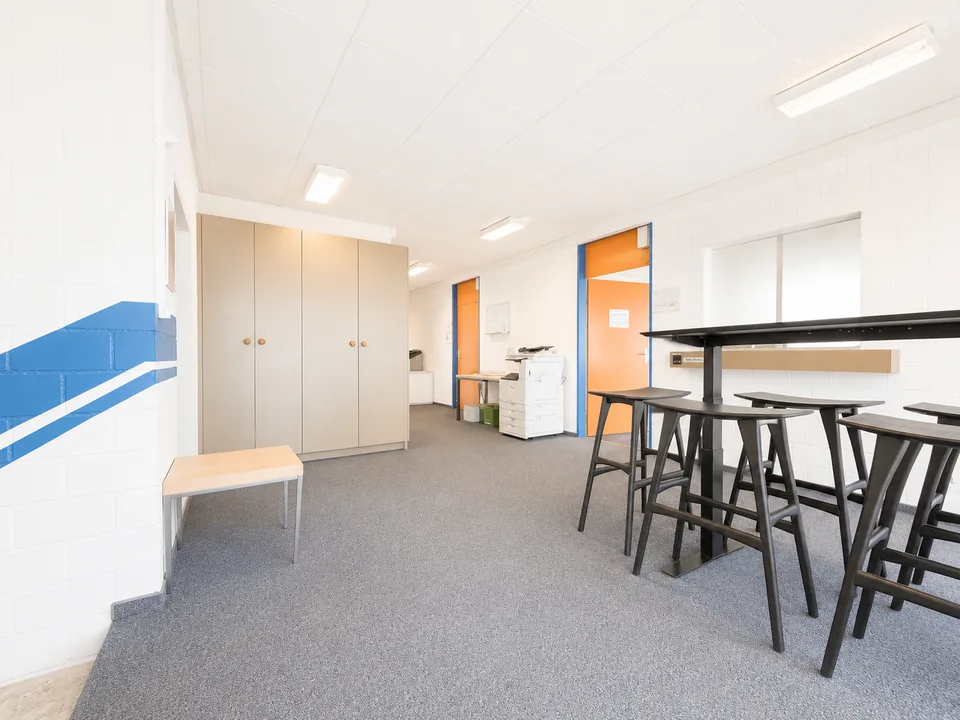 MODERNE INDUSTRIEHALLE MIT BÜROFLÄCHEN & 20 PARKPLÄTZEN IN KLEINDÖTTINGEN – Foto 11 von 12