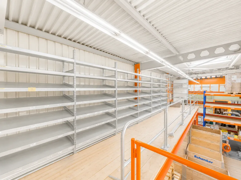 MODERNE INDUSTRIEHALLE MIT BÜROFLÄCHEN & 20 PARKPLÄTZEN IN KLEINDÖTTINGEN – Foto 6 von 12