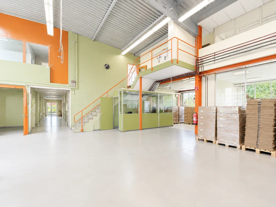 MODERNE INDUSTRIEHALLE MIT BÜROFLÄCHEN & 20 PARKPLÄTZEN IN KLEINDÖTTINGEN