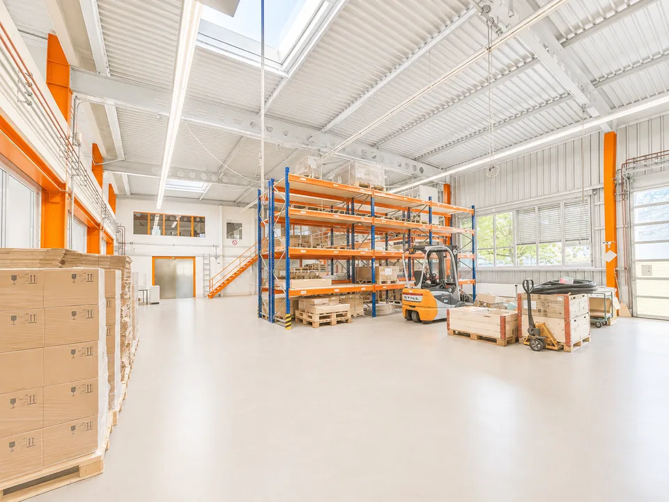 MODERNE INDUSTRIEHALLE MIT BÜROFLÄCHEN & 20 PARKPLÄTZEN IN KLEINDÖTTINGEN