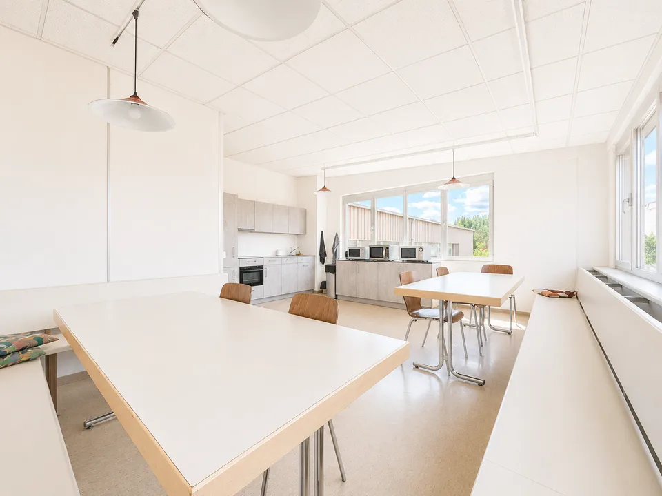 MODERNE INDUSTRIEHALLE MIT BÜROFLÄCHEN & 20 PARKPLÄTZEN IN KLEINDÖTTINGEN – Foto 9 von 12