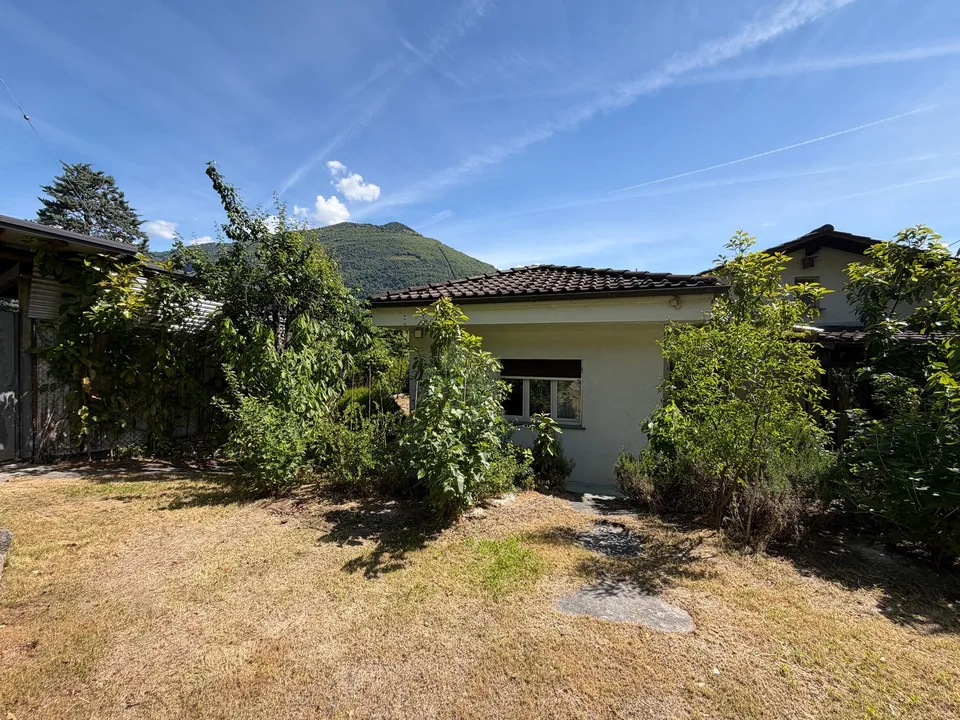 Terreno compresa casa unifamiliare completamente da rinnovare