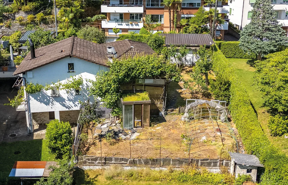 Terreno compresa casa unifamiliare completamente da rinnovare