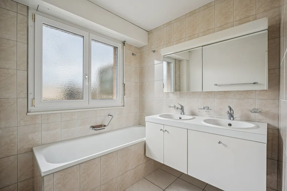 Appartement en attique lumineux avec terrasse sur le toit spacieuse